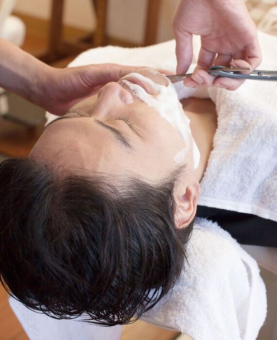 シェービングするスタッフ